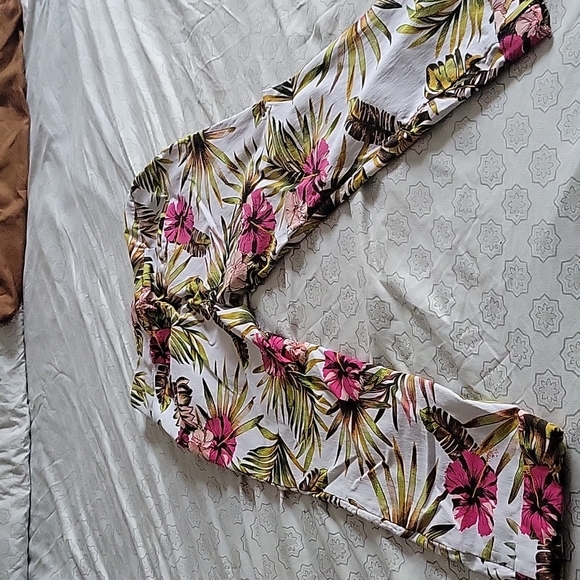 Women's New York and company crop floral Pants. pants size med. - Picture 2 of 5